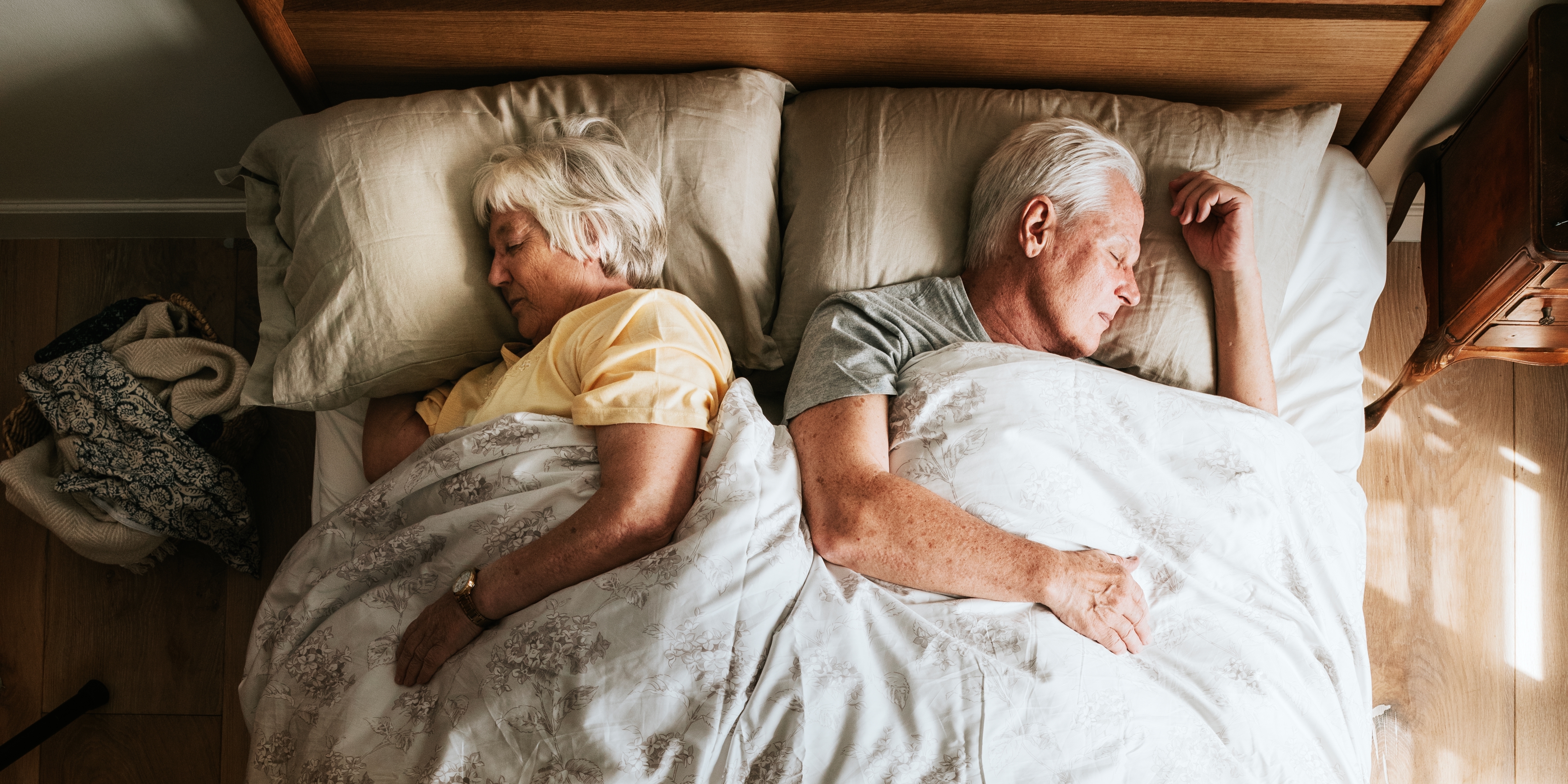 Découvrez des conseils pour améliorer le sommeil des seniors et personnes âgées : environnement, activité physique et bien-être.