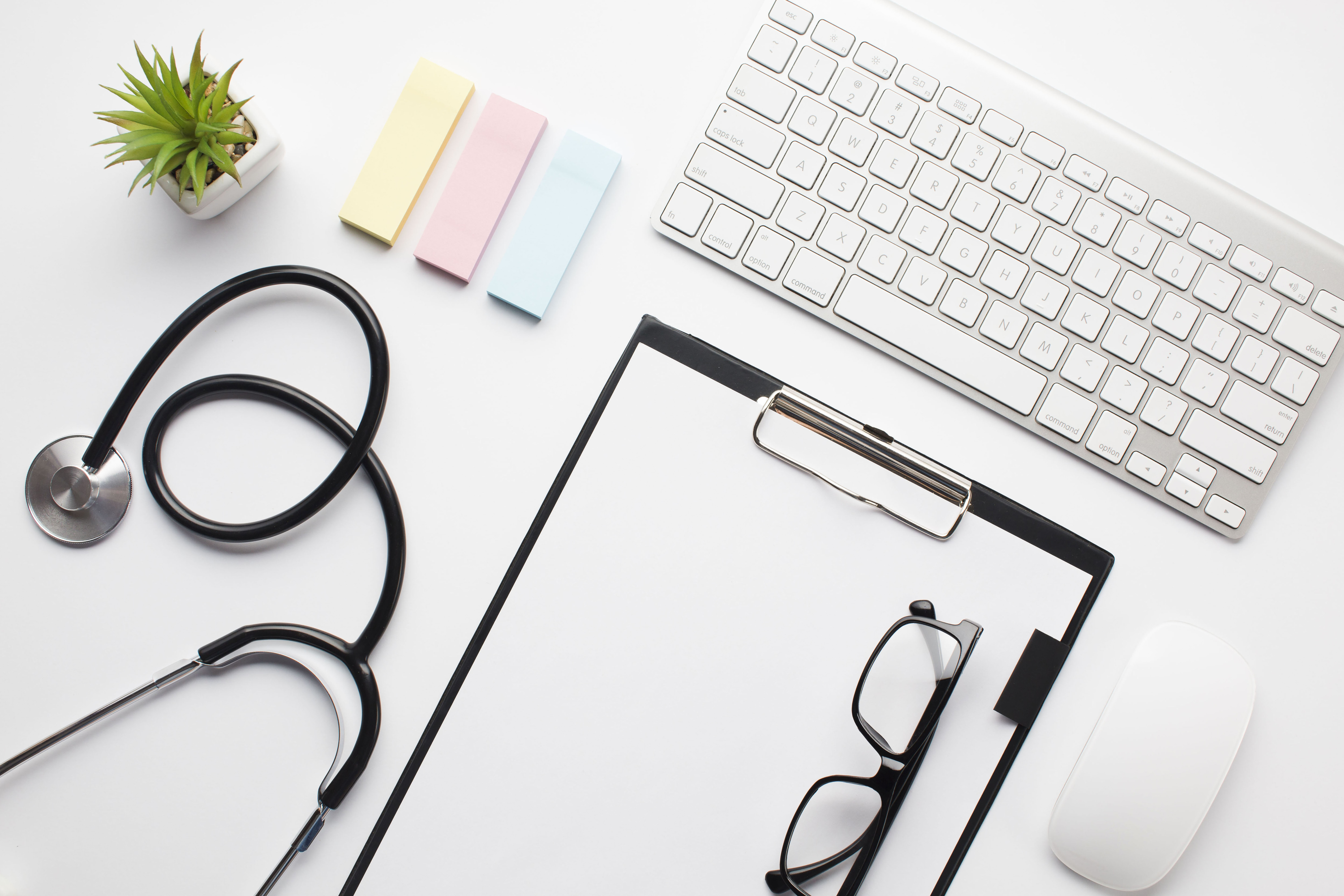 Choisir le bon professionnel de santé ou de bien-être selon vos besoins : conseils pour trouver un kiné, ostéopathe, sophrologue ou autre.