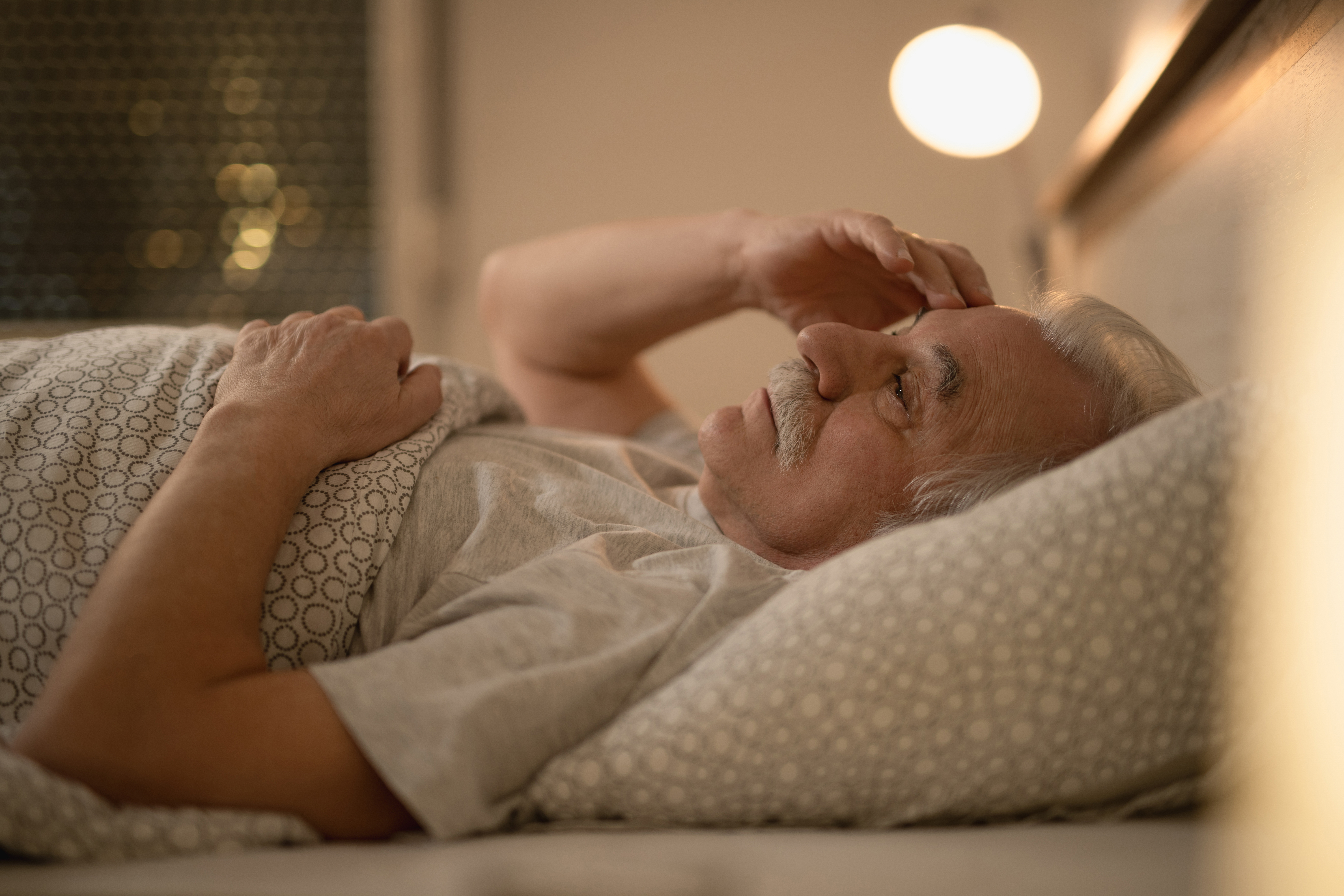 Comprendre l'évolution naturelle du sommeil avec l'âge : habitudes, rythmes et conseils pour un repos réparateur.