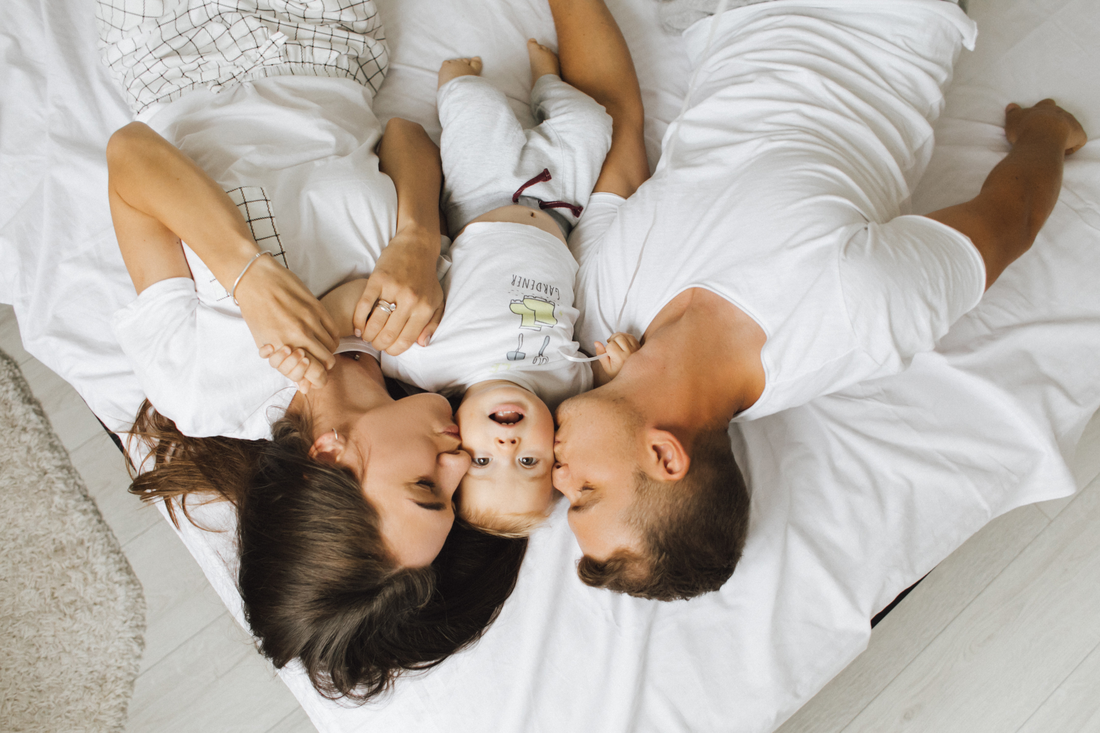 Découvrez comment créer des rituels familiaux apaisants pour renforcer les liens et détendre toute la famille avant le coucher.