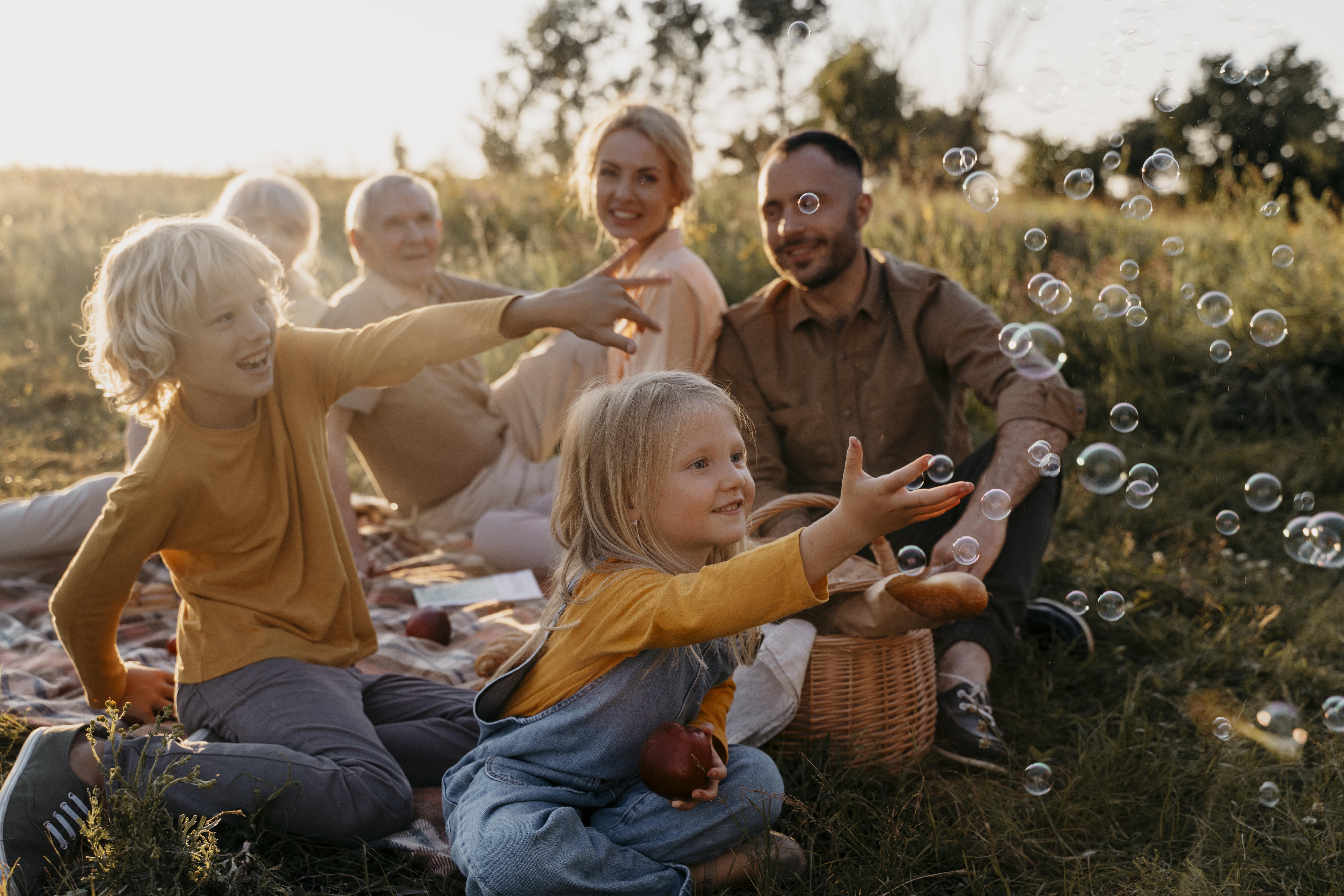 Découvrez comment créer un environnement familial propice à un sommeil réparateur avec des rituels apaisants et des astuces pratiques.