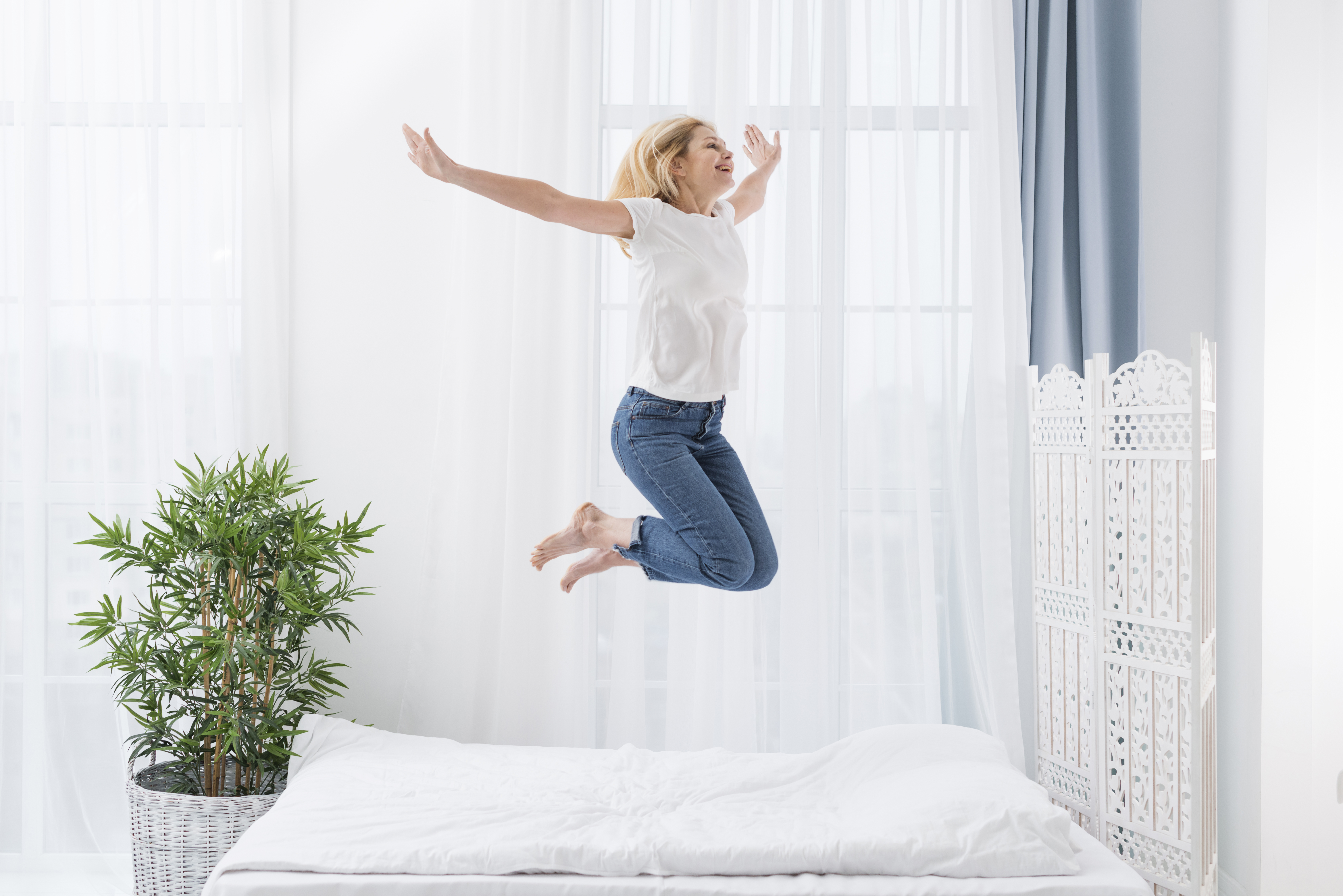 Créez un nid douillet avec des coussins, plaids et textures moelleuses pour un confort modulable et apaisant.