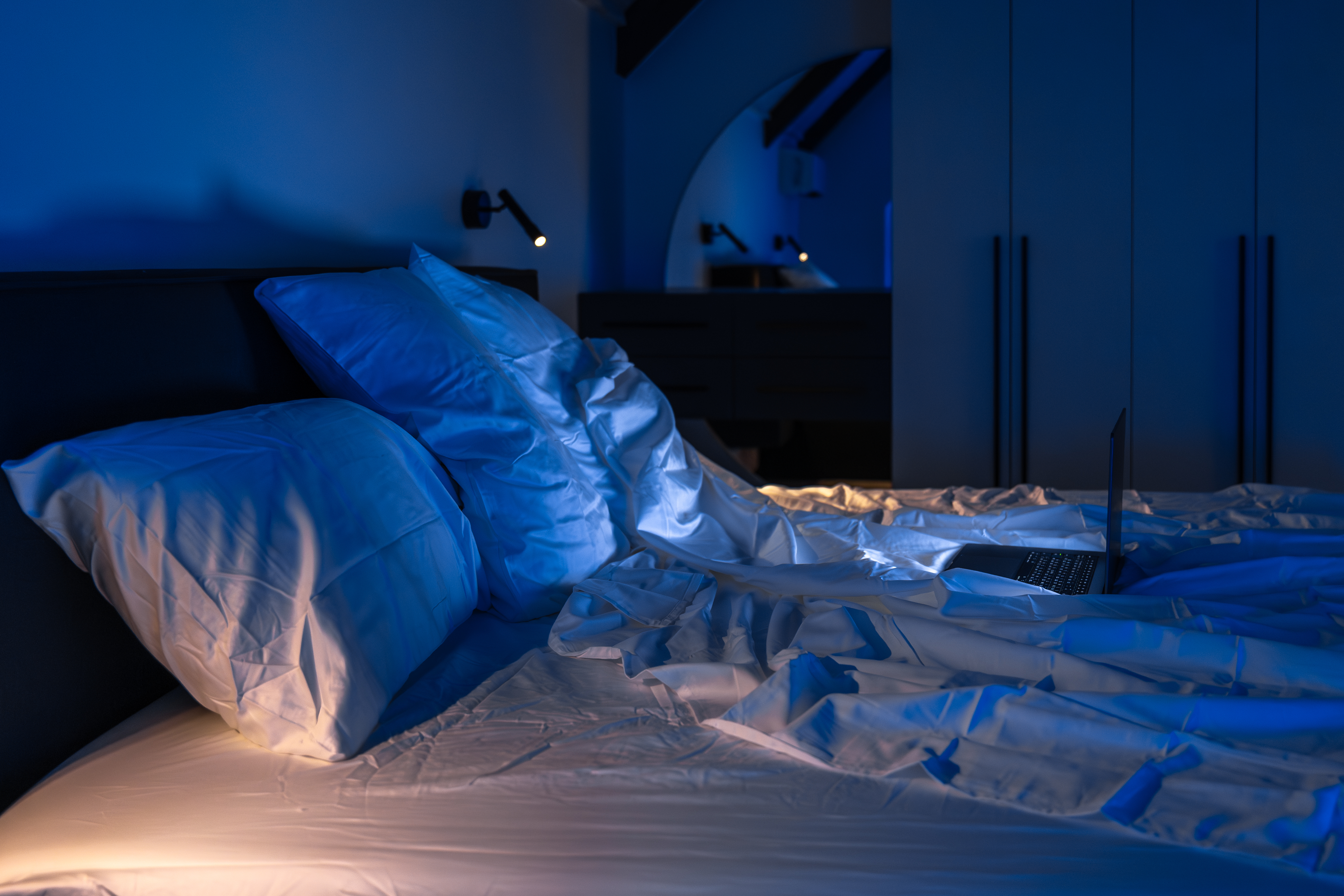 Découvrez comment créer une obscurité apaisante pour favoriser la production de mélatonine et améliorer votre sommeil.