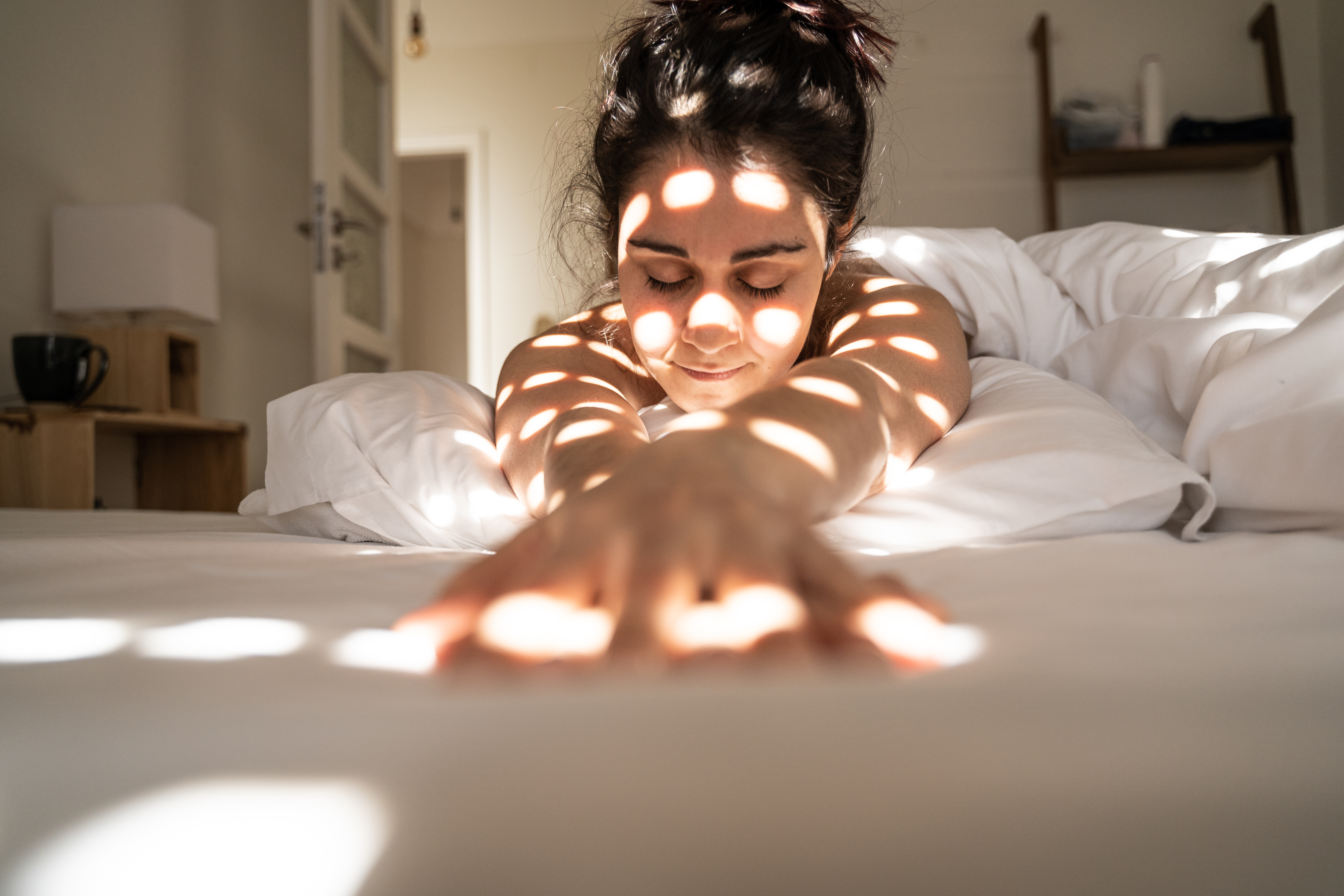 Évitez de regarder l'heure la nuit pour améliorer votre sommeil et réduire l'anxiété. Tournez votre réveil et adoptez des techniques relaxantes.
