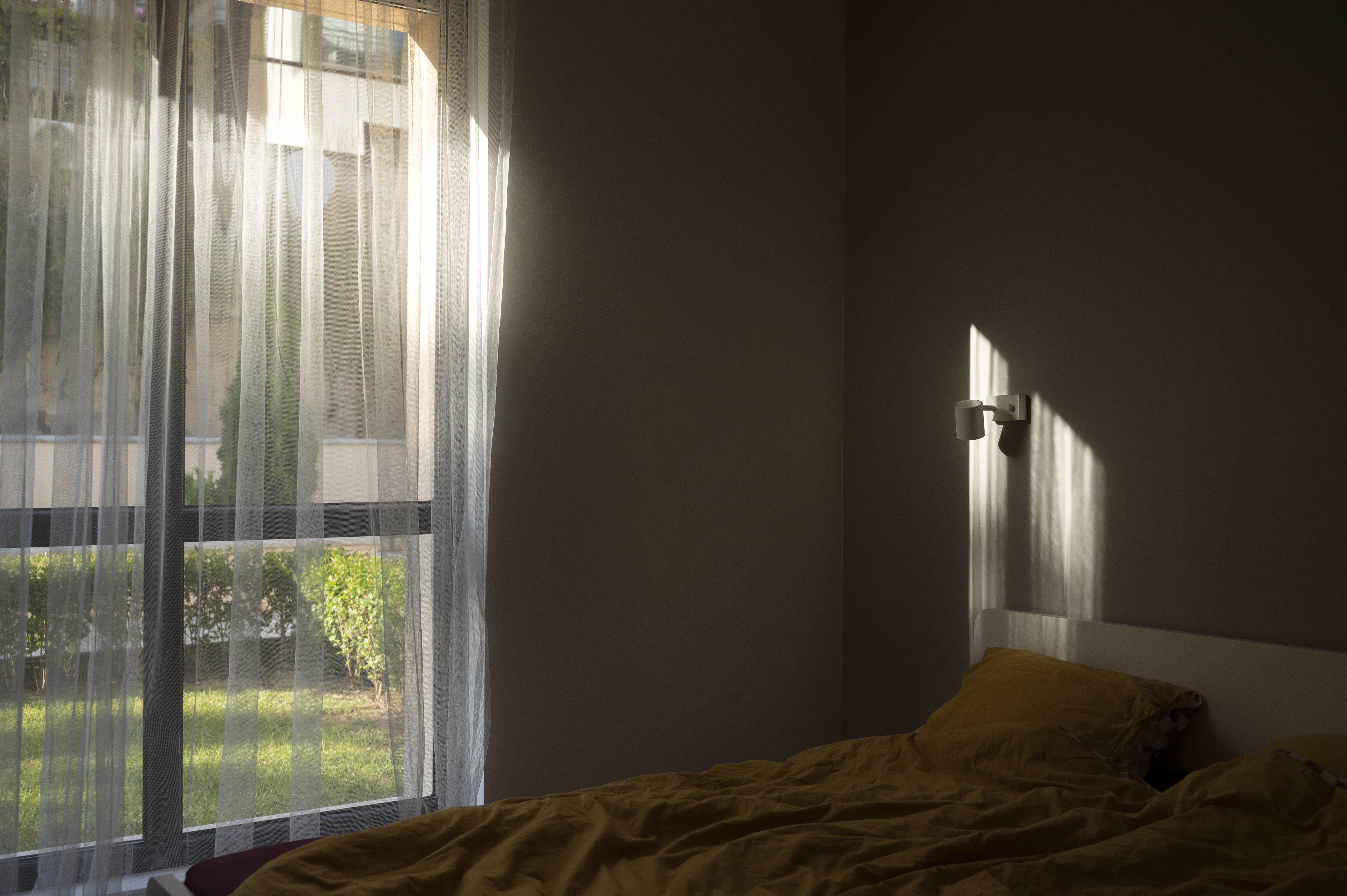 Découvrez comment éviter la pollution lumineuse pour un sommeil réparateur. Astuces pour éliminer les LED et créer un environnement propice au repos.