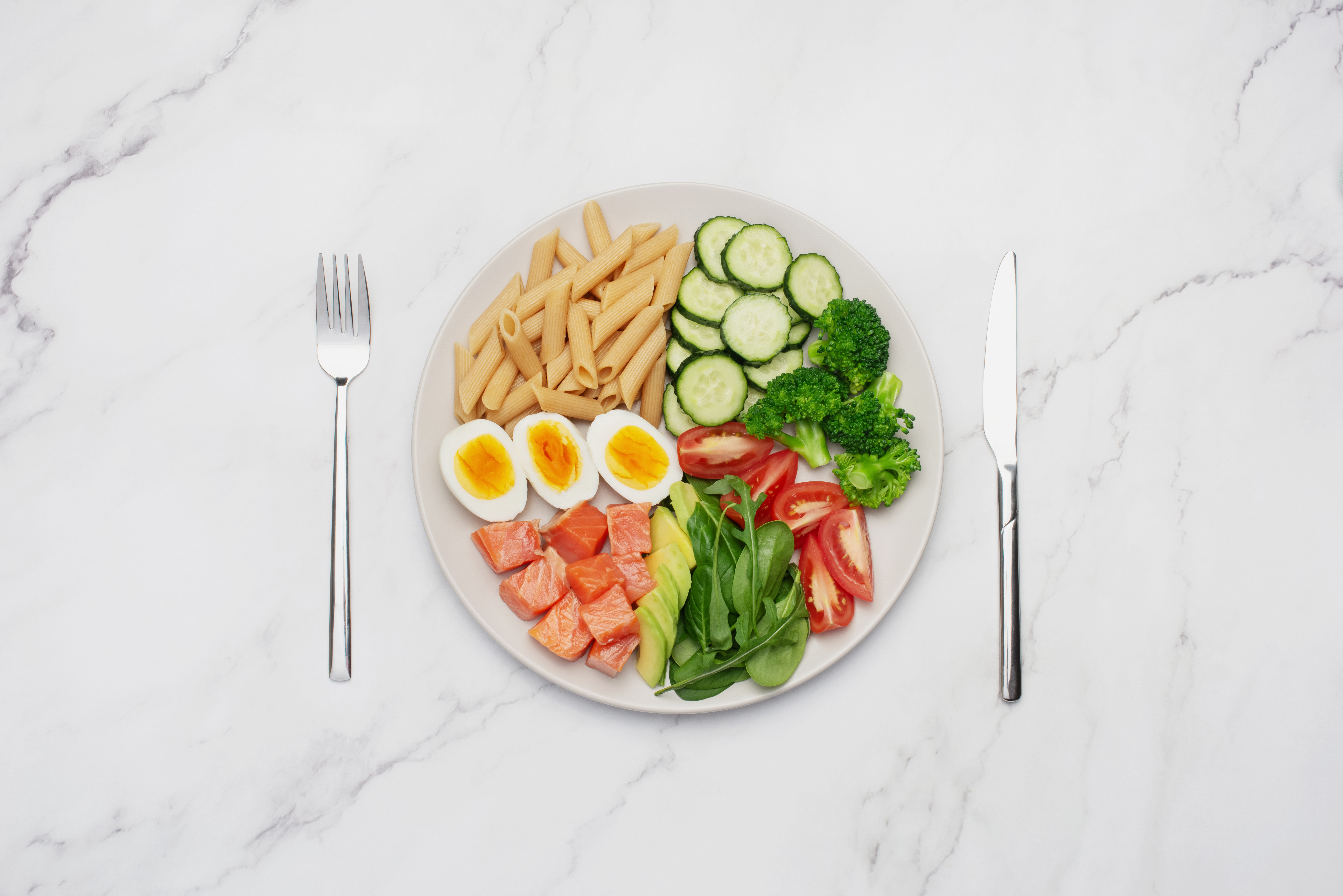 Découvrez comment vos repas et boissons influencent votre sommeil. Conseils pour mieux dormir grâce à une alimentation adaptée.