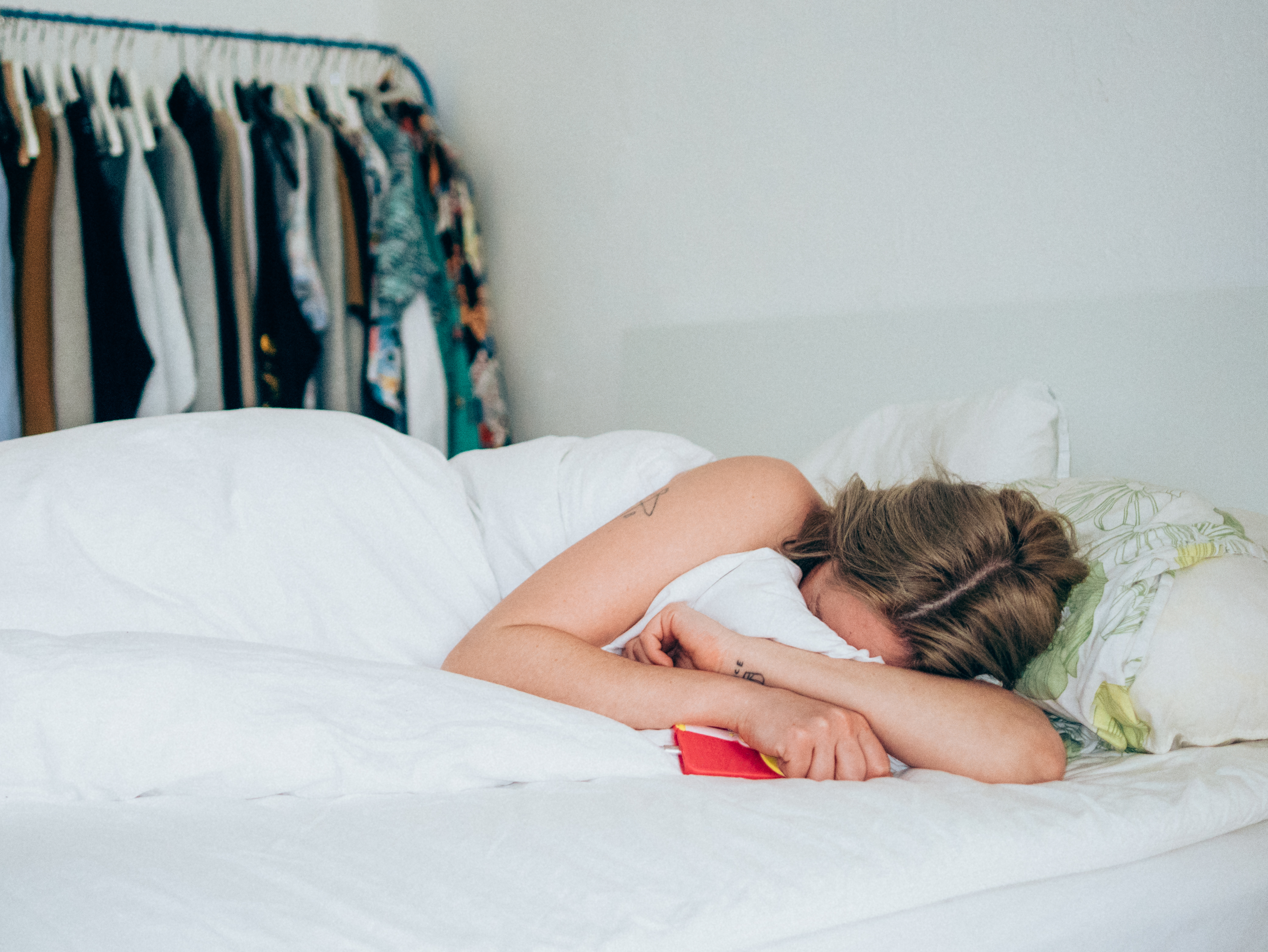 Découvrez la fréquence normale des réveils nocturnes, leur impact sur votre sommeil et des conseils pour mieux les gérer.