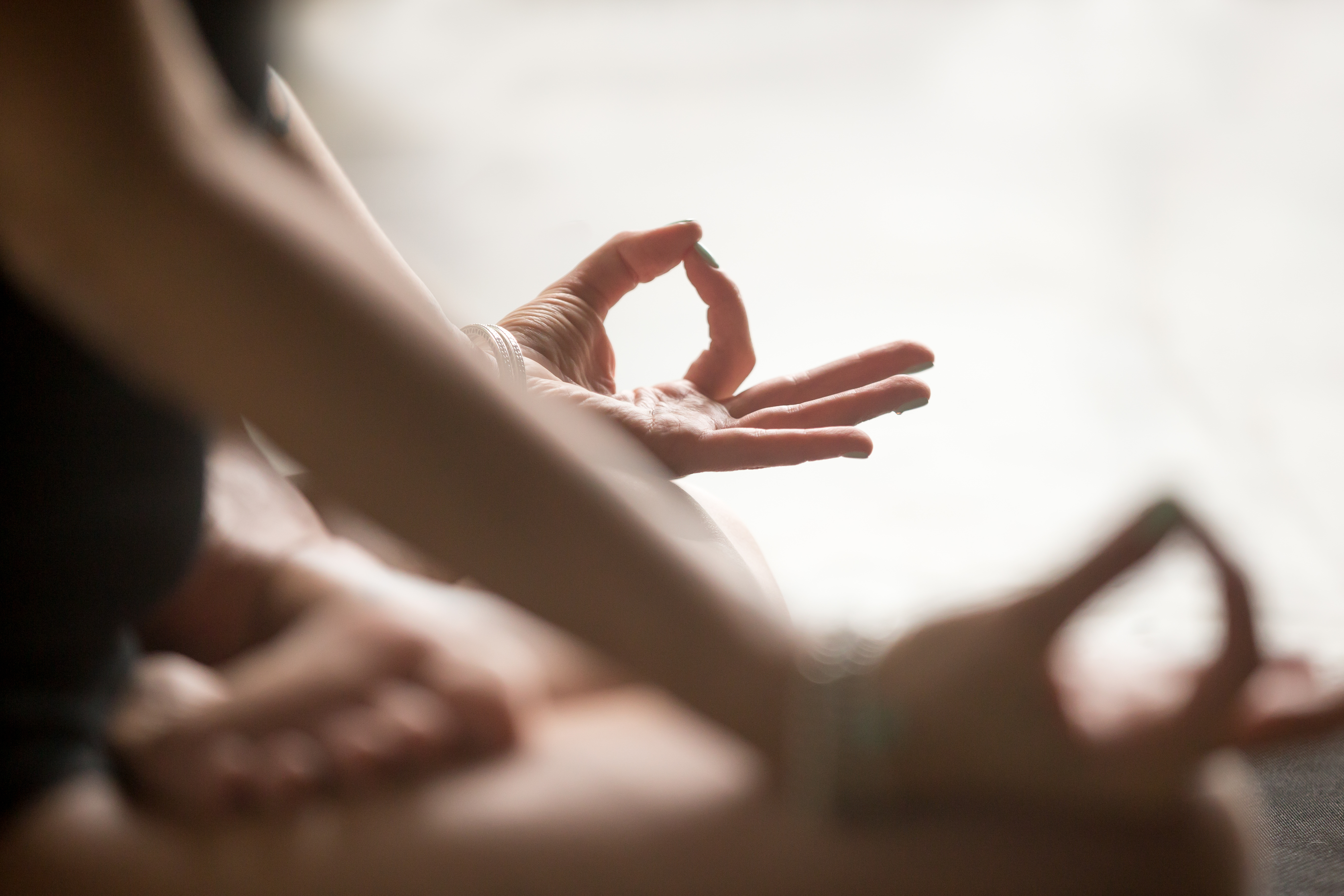 Découvrez comment créer un espace sacré pour méditer, choisir des techniques adaptées et cultiver la paix intérieure grâce au silence et à la contemplation.