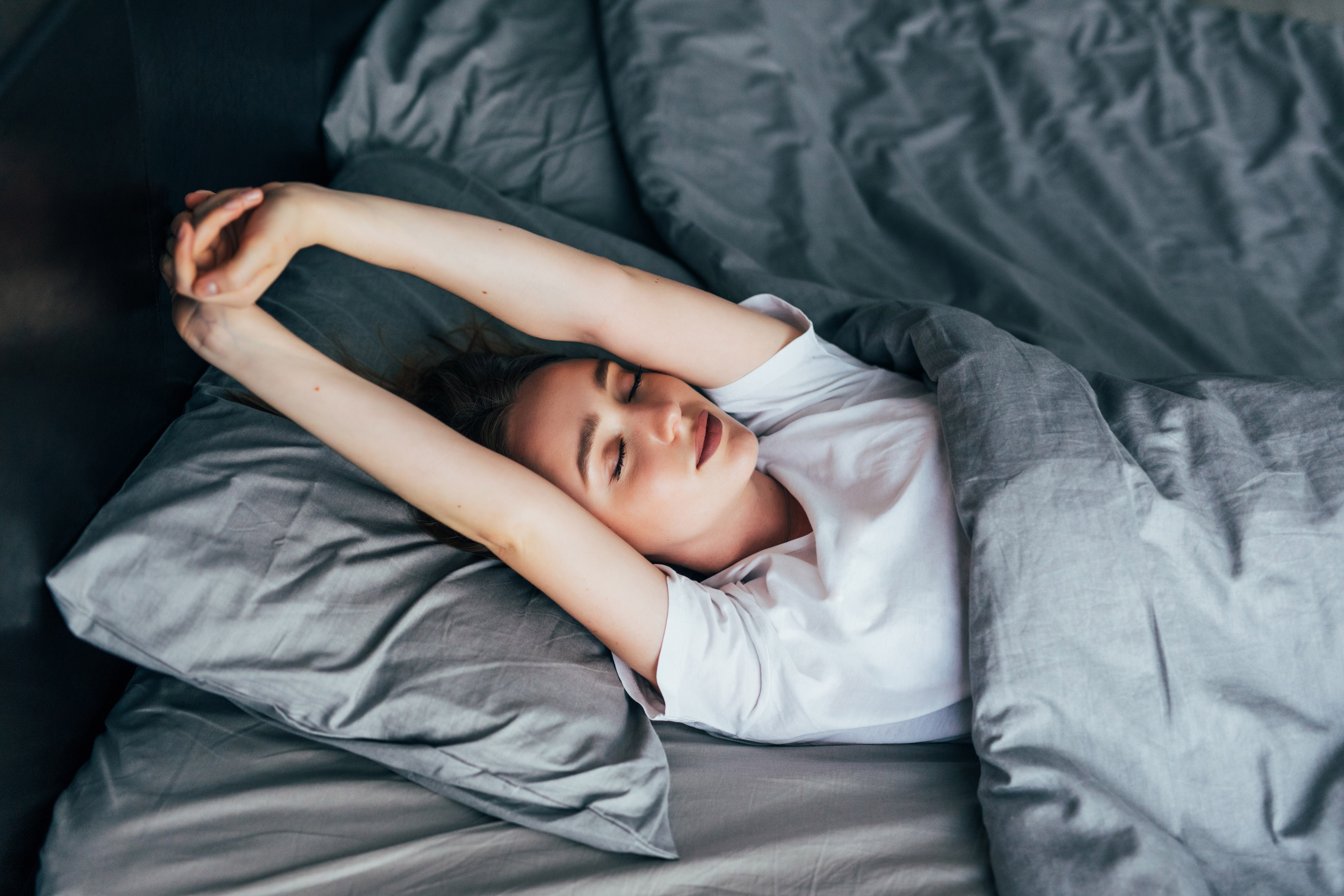 Préparez votre esprit au repos avec des rituels doux et des techniques naturelles pour un sommeil réparateur et des rêves apaisants.