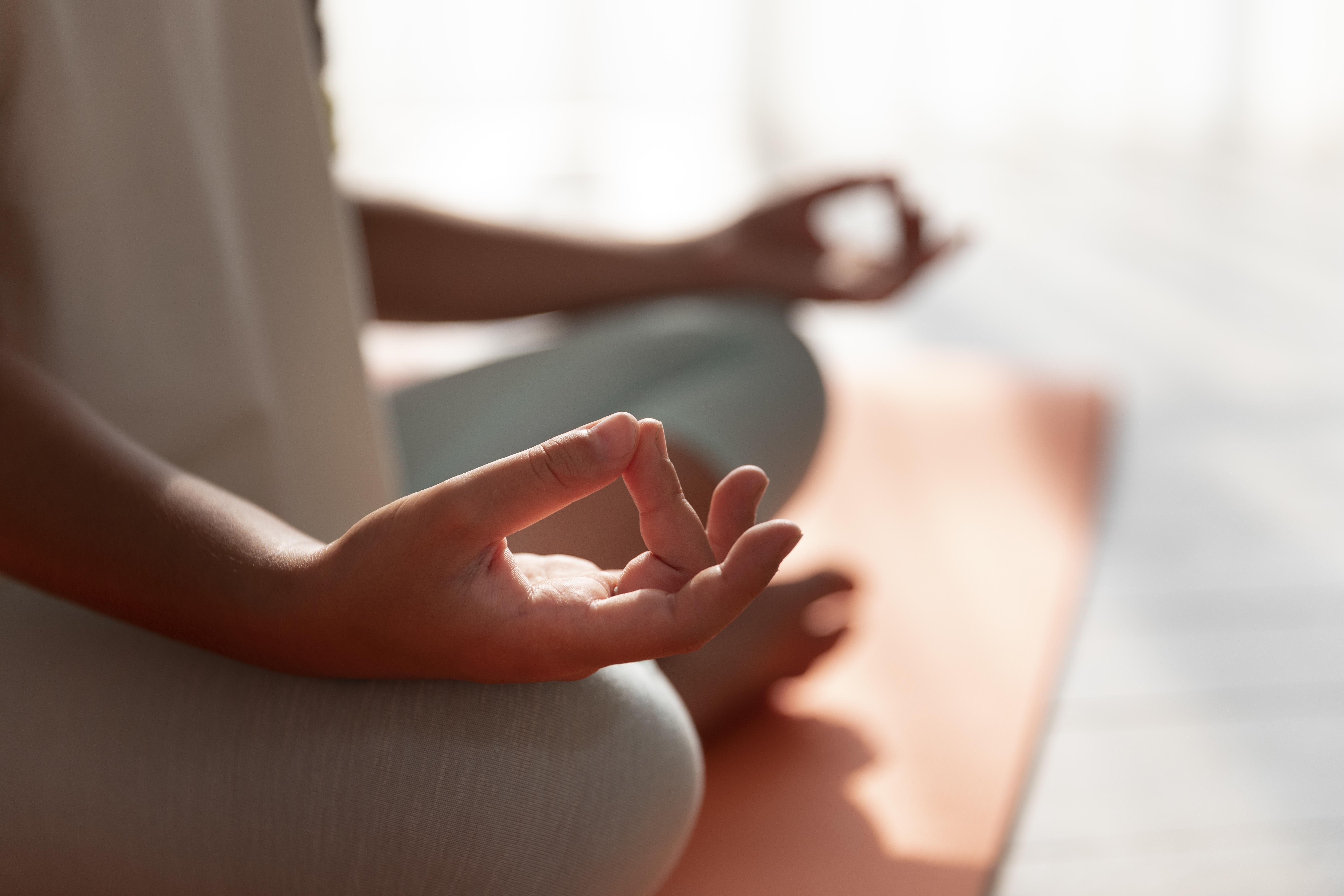 Découvrez les pratiques naturelles pour bien dormir : rituels du soir, alimentation, environnement et activités relaxantes.