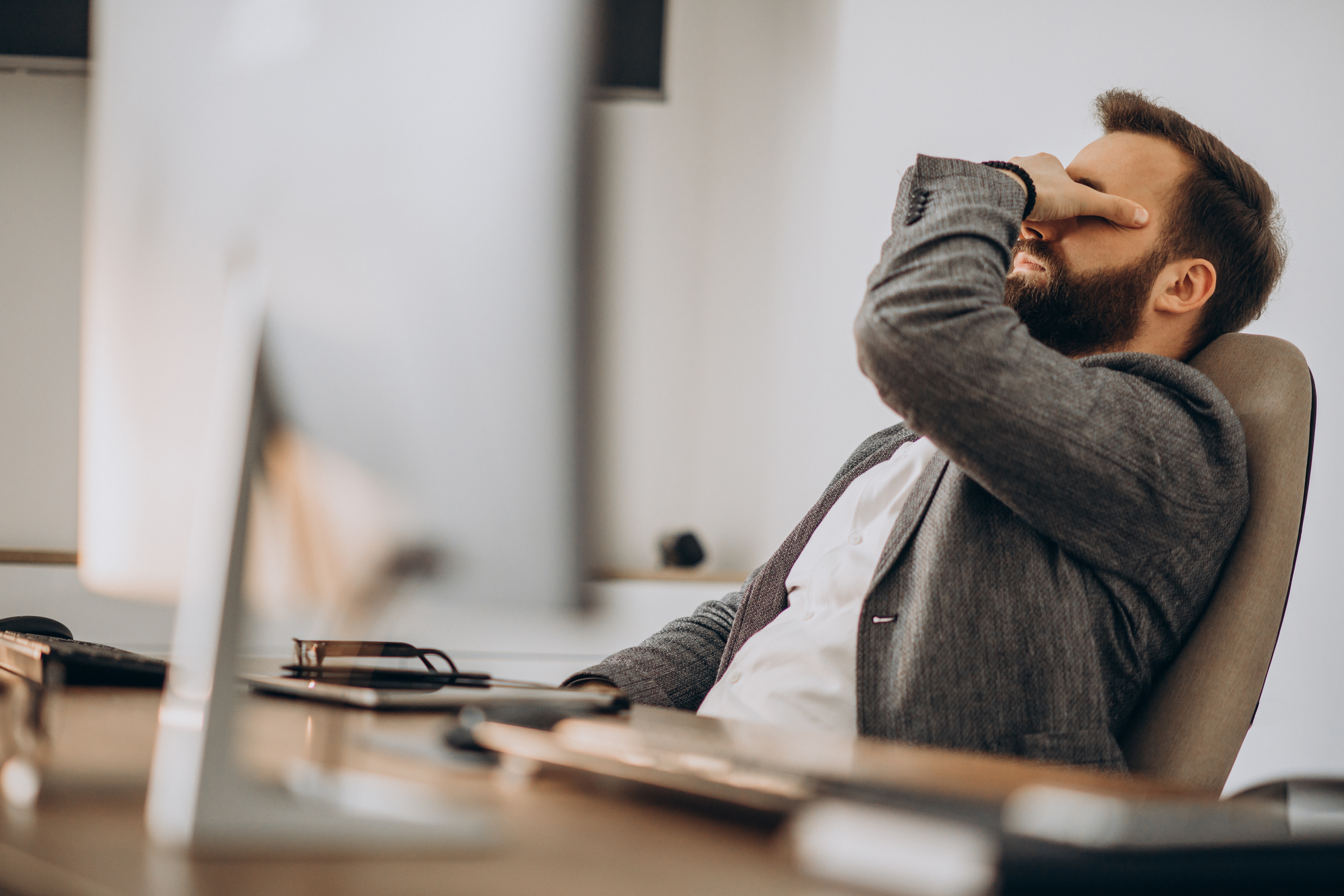 Découvrez les signaux d'alerte d'un manque de sommeil chronique : irritabilité, troubles de concentration, changements d'appétit et baisse de motivation.