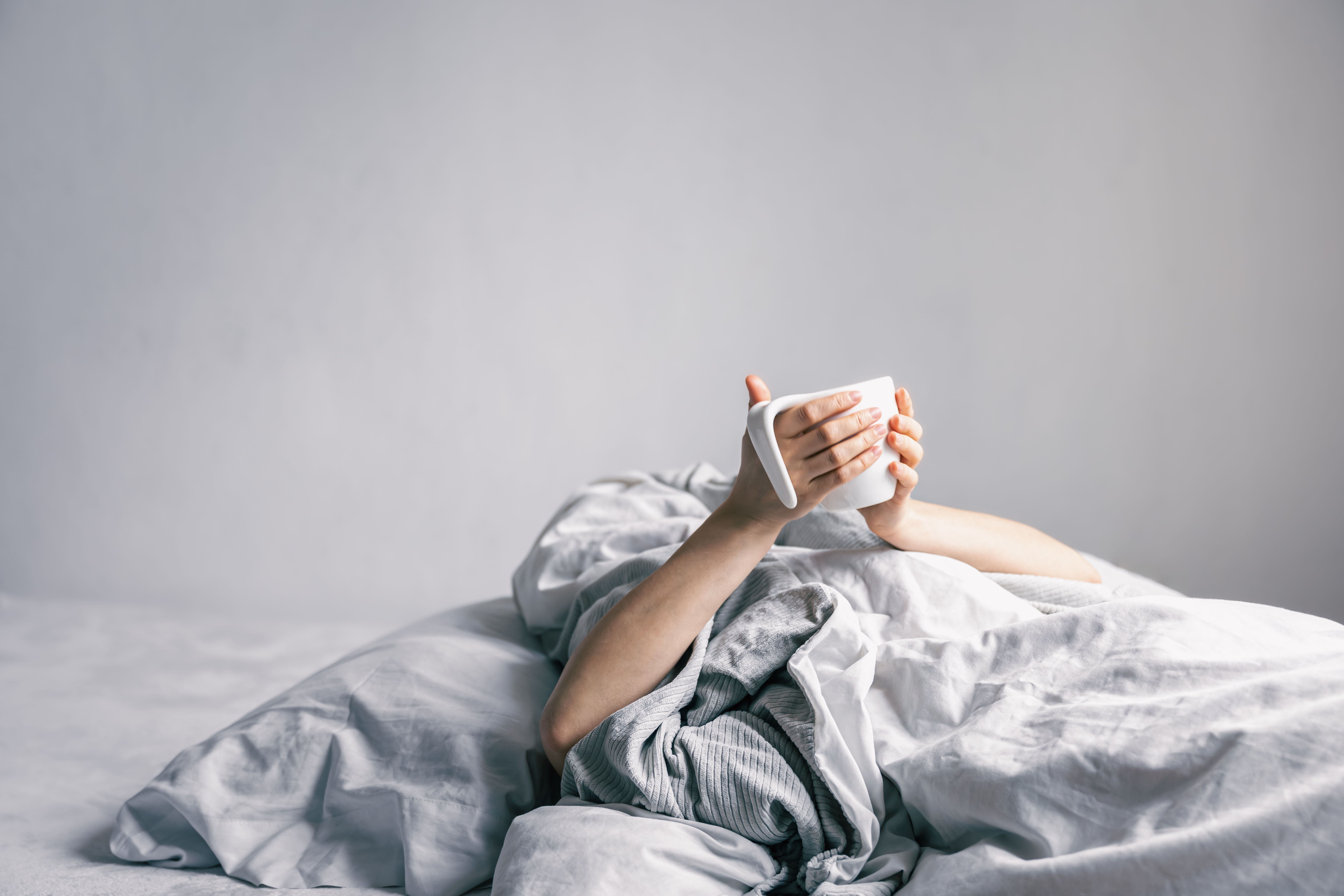 Découvrez comment pratiquer le lâcher-prise conscient avant de dormir pour améliorer votre bien-être et votre sommeil.