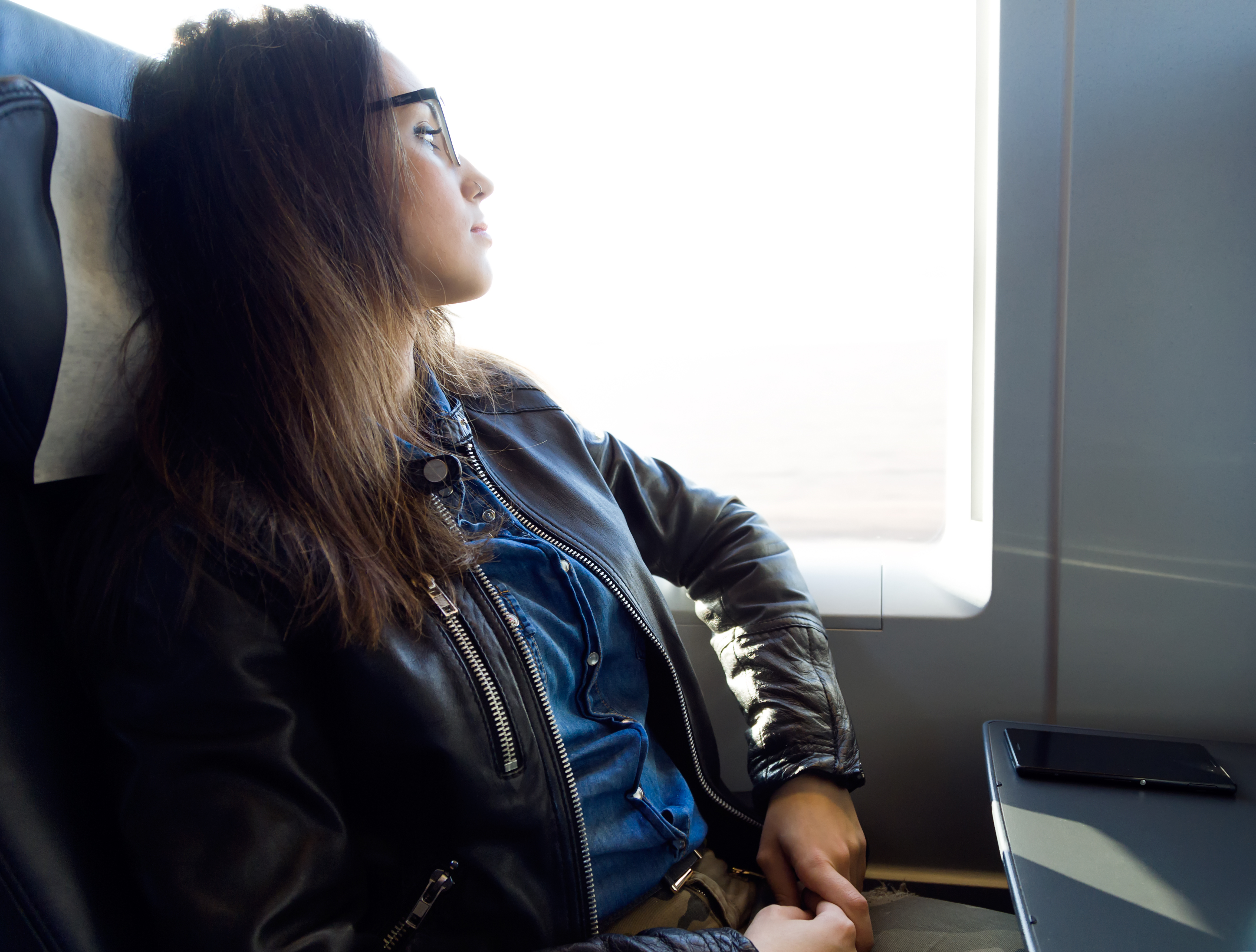 Préparez votre corps avant le départ avec des conseils pour ajuster vos horaires, optimiser votre sommeil et réduire le stress.