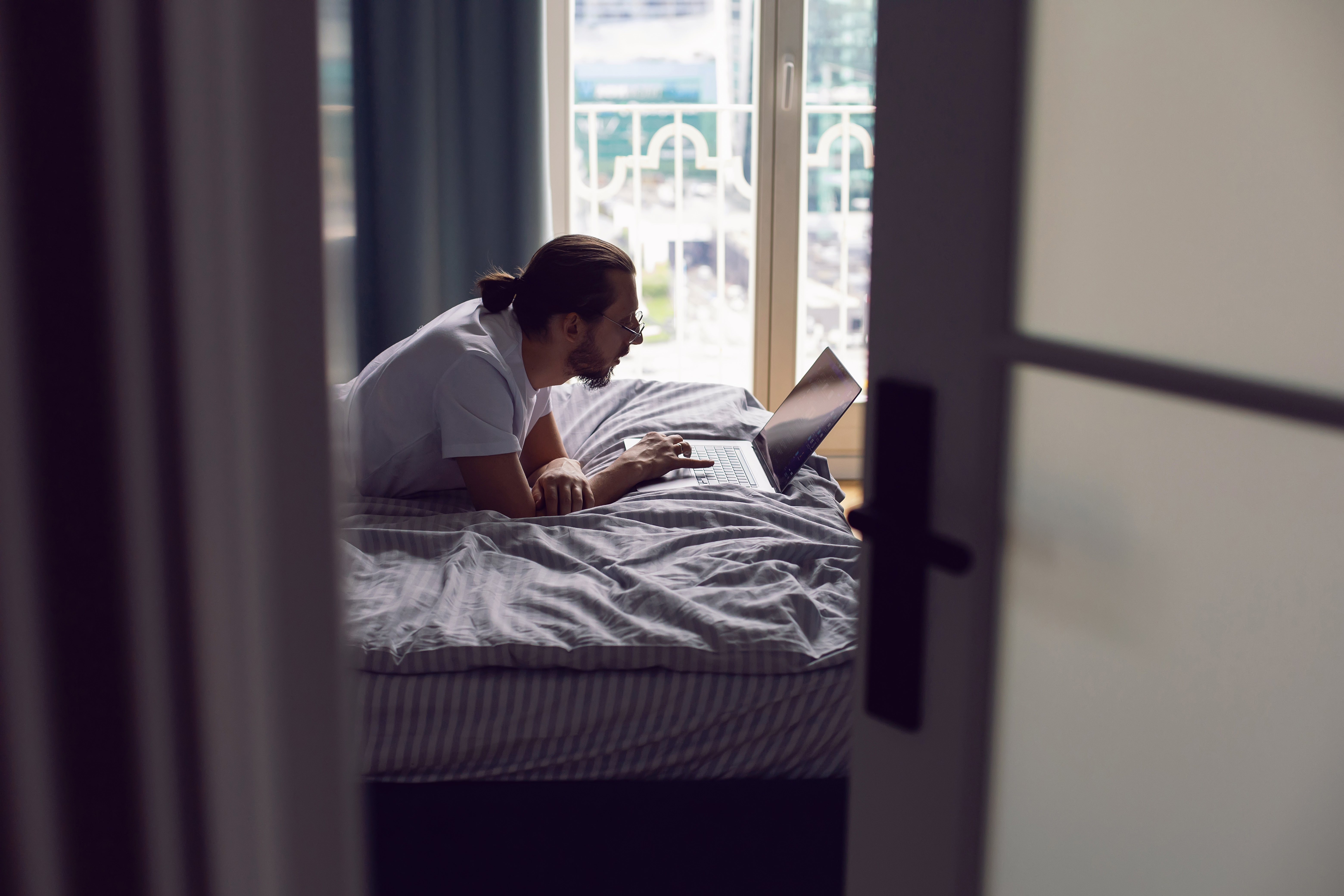 Découvrez comment protéger votre sommeil diurne des perturbations avec des conseils pratiques pour un repos réparateur.