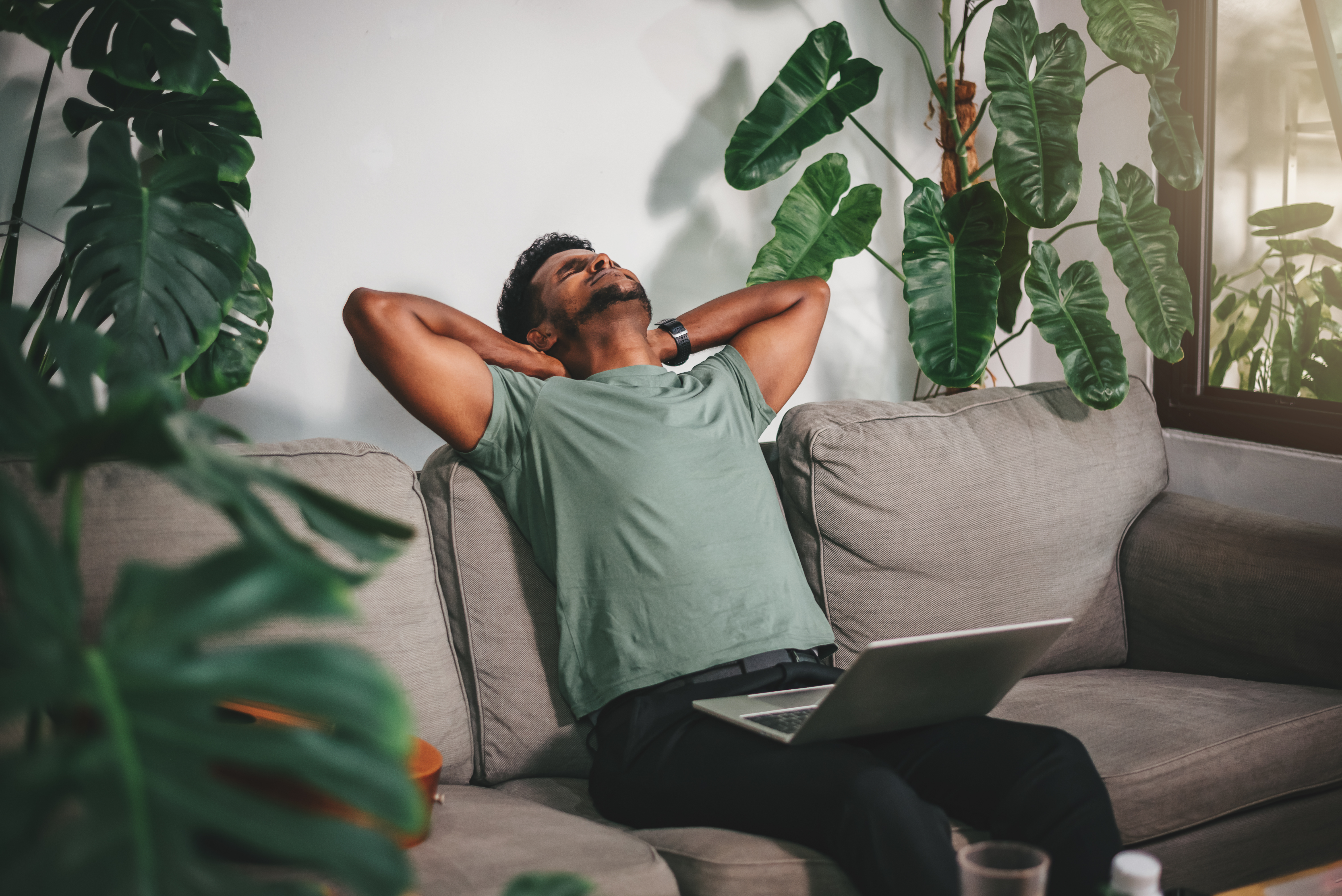 Découvrez comment se réveiller naturellement et savourer des matins sereins avec des rituels apaisants et des conseils bien-être.