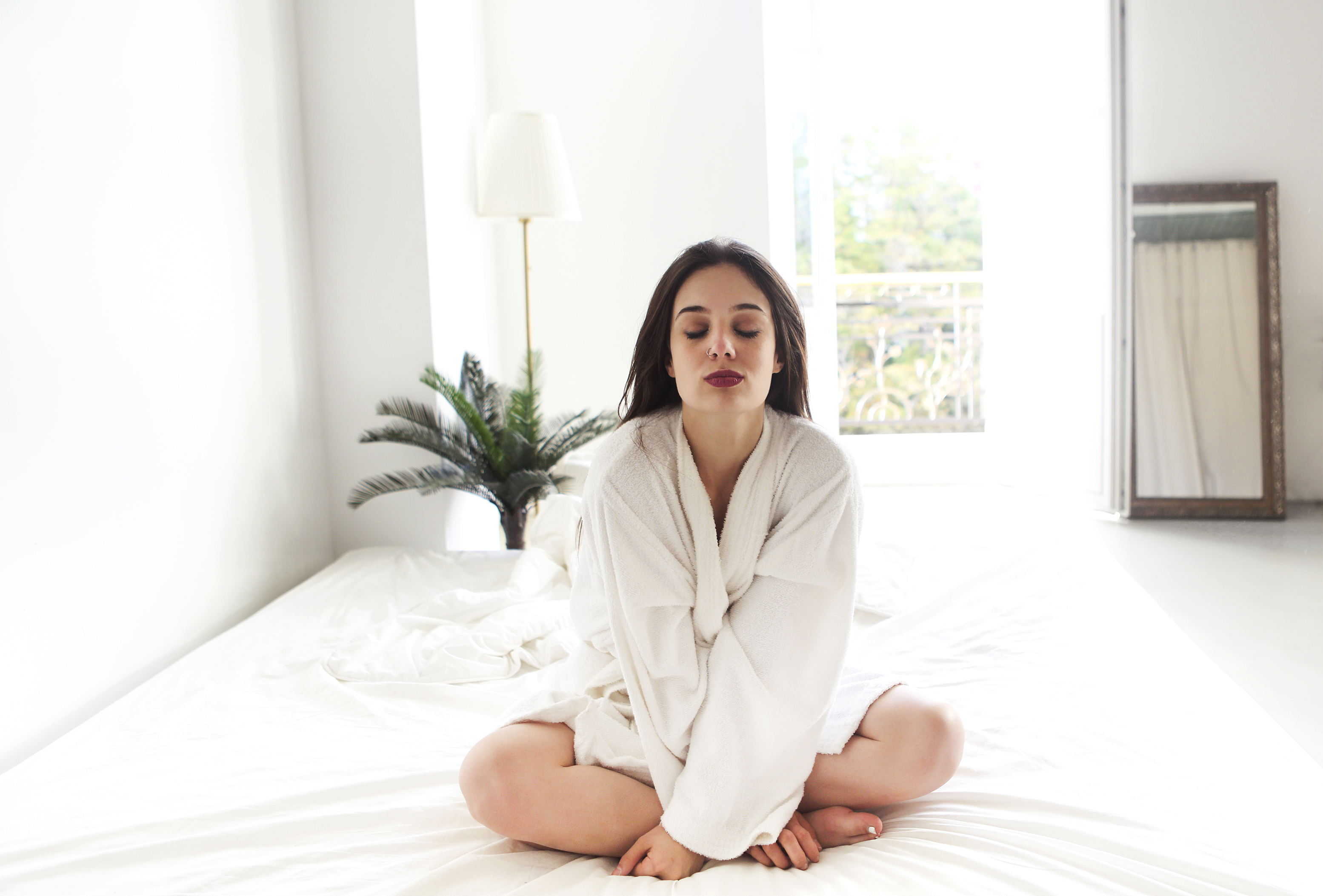 Apprenez à rester calme et détendu lors des réveils inattendus avec des techniques de respiration, de pleine conscience et de détachement bienveillant.