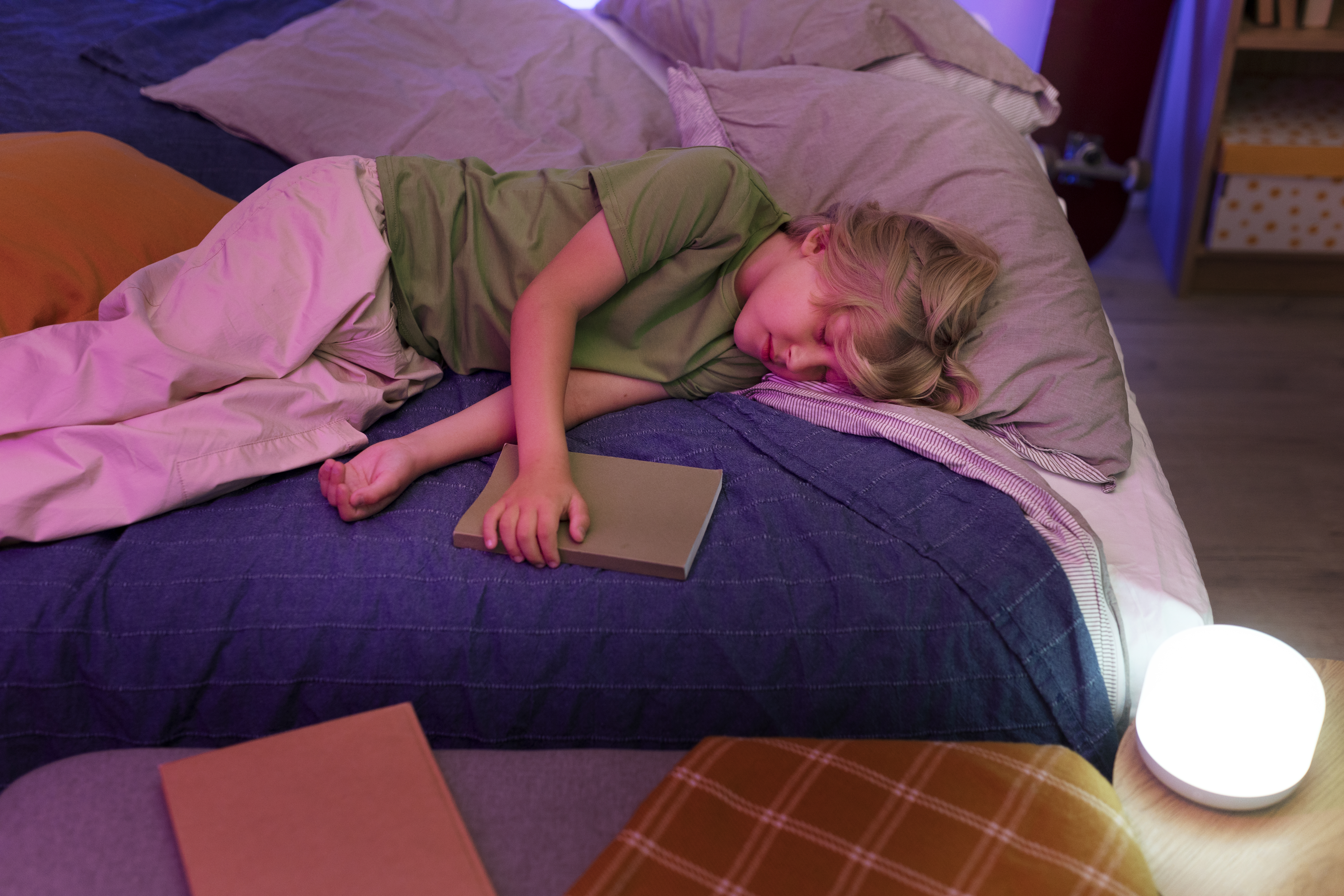 Découvrez comment soutenir le sommeil des adolescents et jeunes adultes avec des conseils sur les changements hormonaux, les écrans et l'équilibre vie sociale.