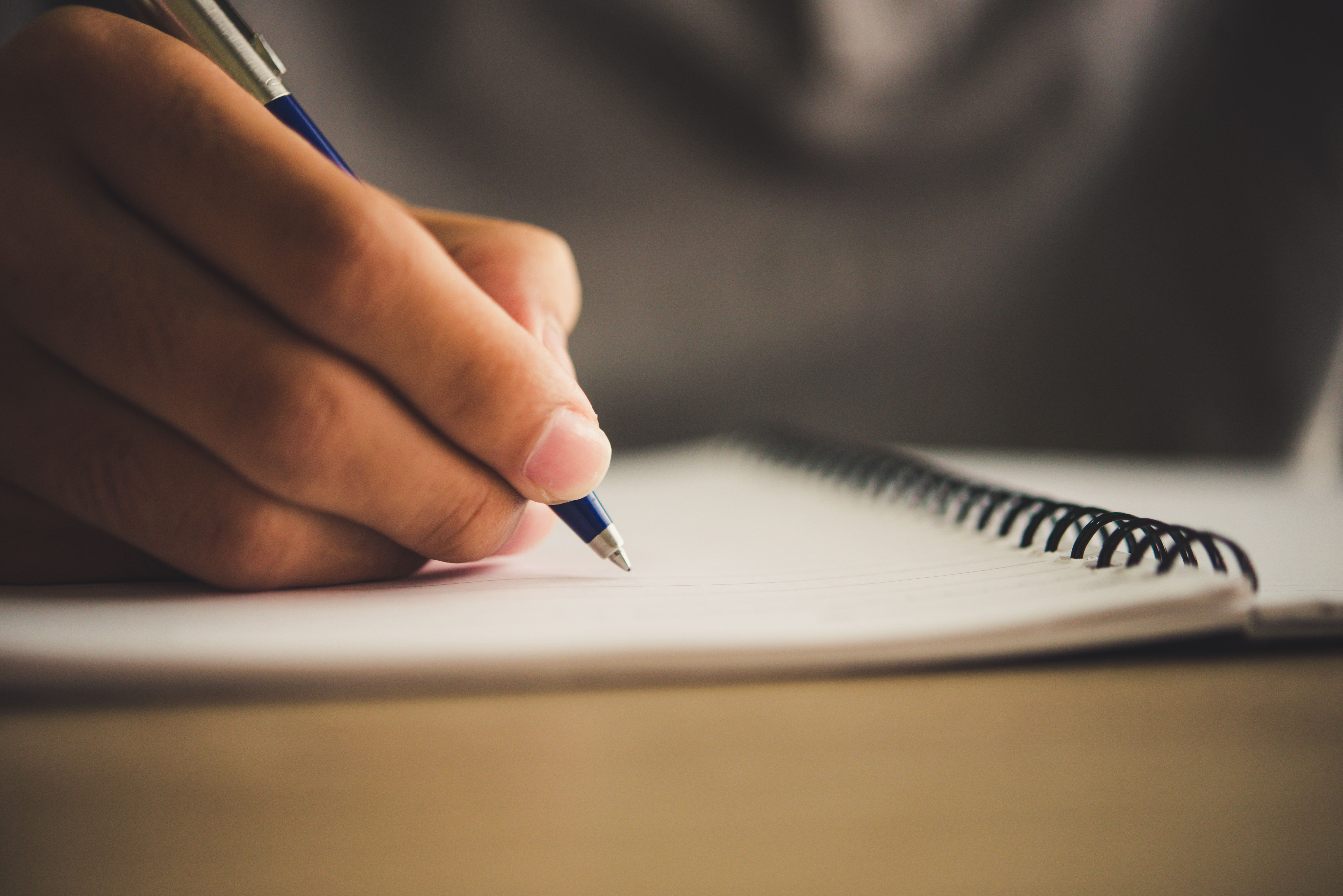 Découvrez comment tenir un journal de sommeil bienveillant pour améliorer votre repos sans jugement.