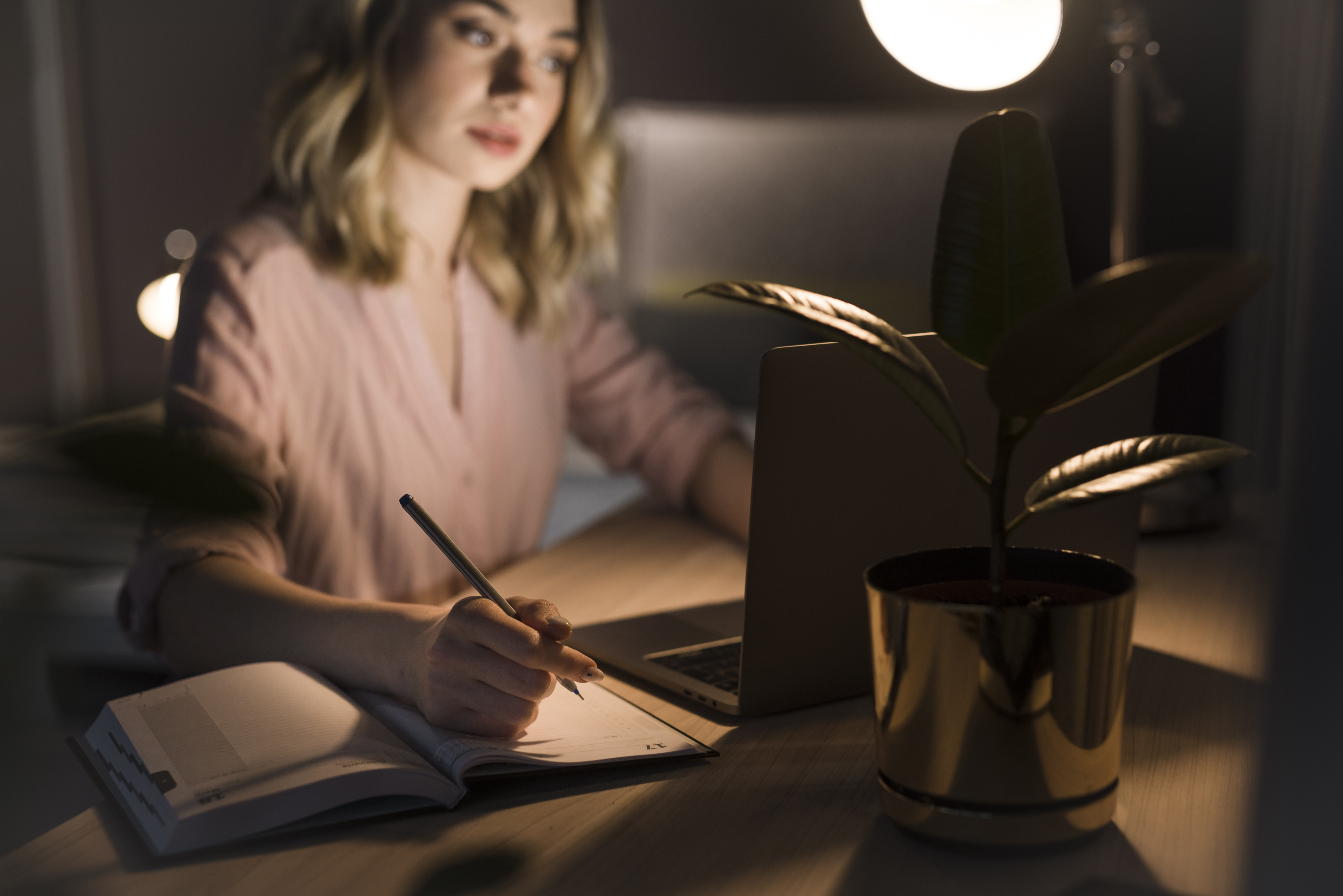 Découvrez comment tenir un journal de sommeil positif et encourageant pour améliorer votre repos. Astuces et conseils bienveillants.