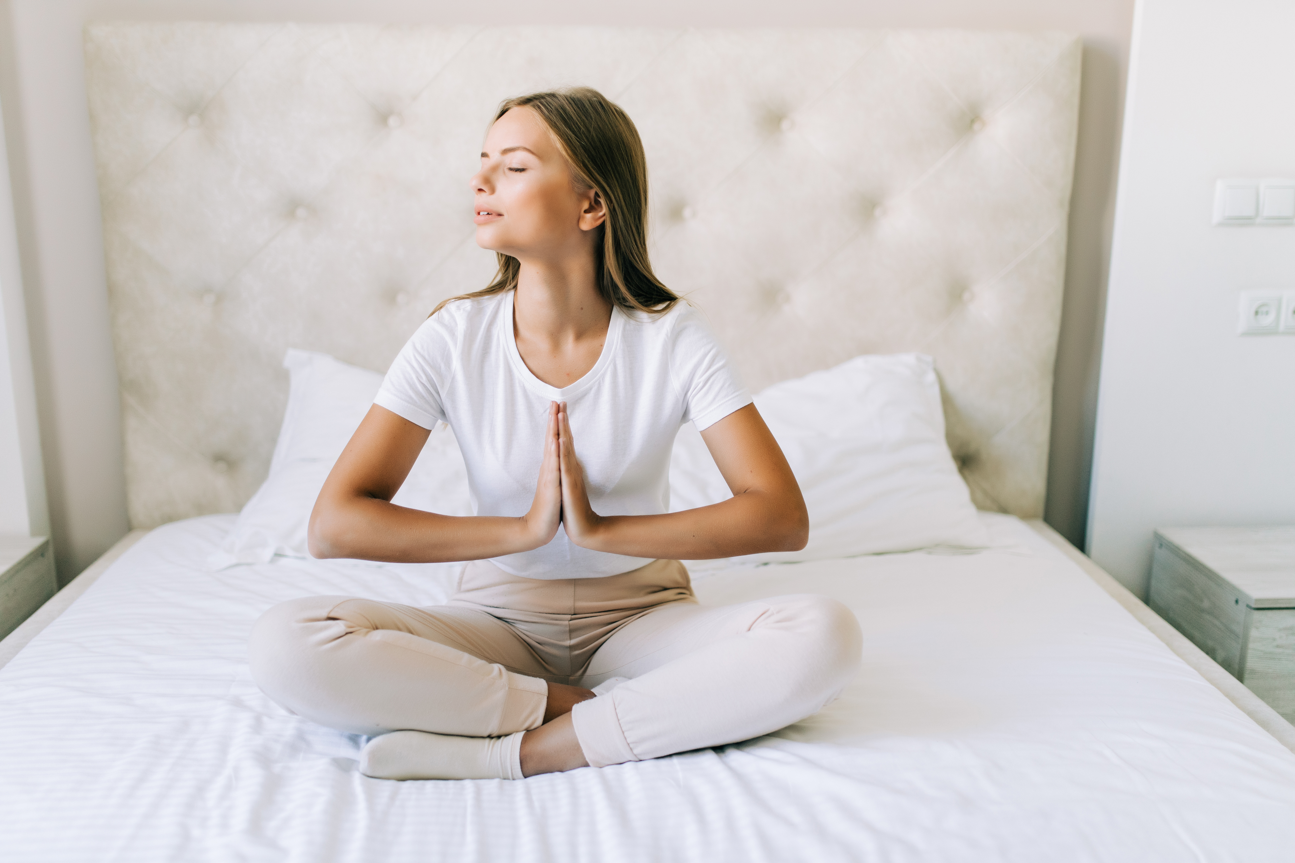 Techniques naturelles pour retrouver le sommeil : scan corporel, respiration, visualisation et mots apaisants.