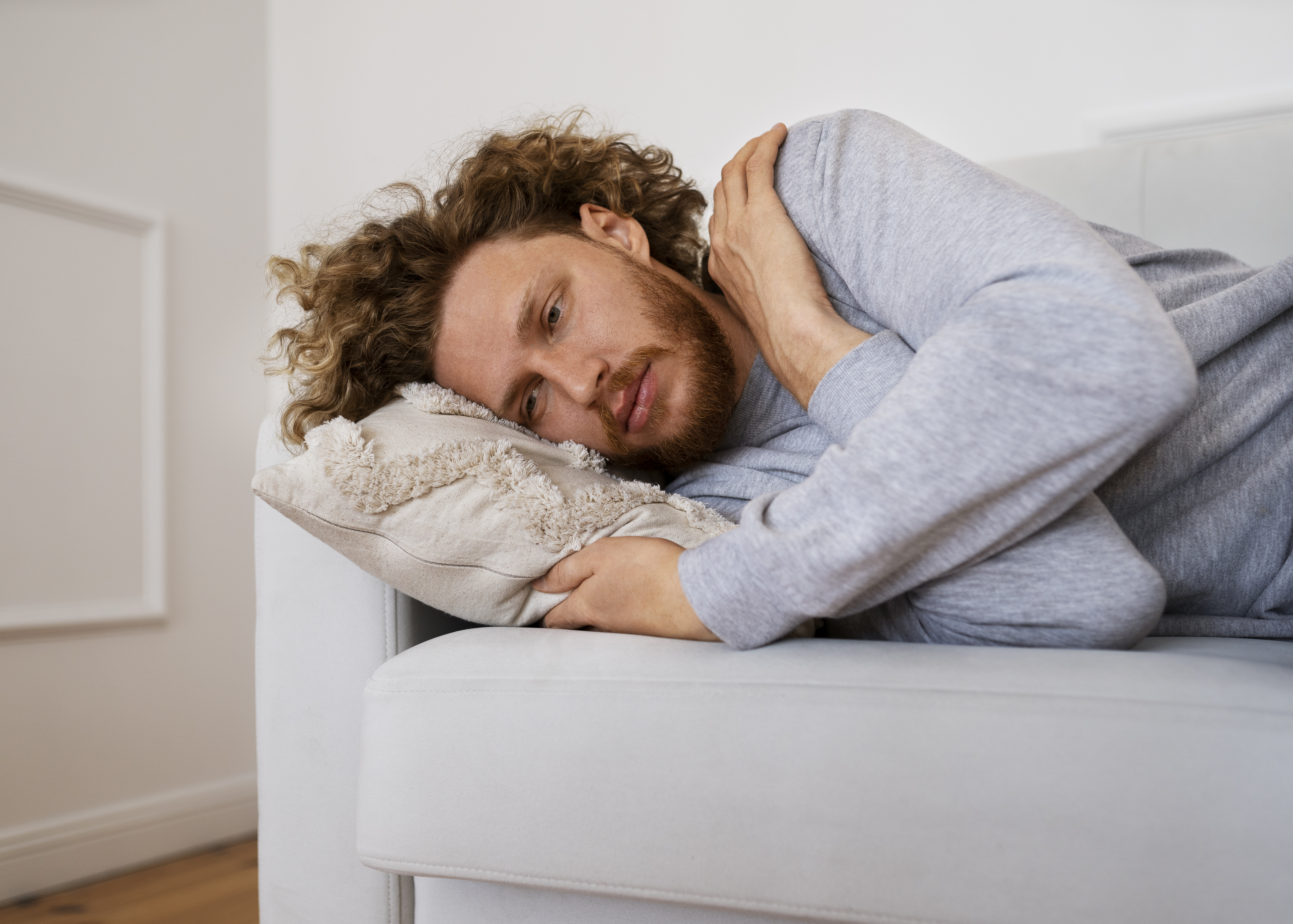 Découvrez comment maintenir une énergie stable tout au long de la journée avec des conseils sur sommeil, alimentation et mouvement.